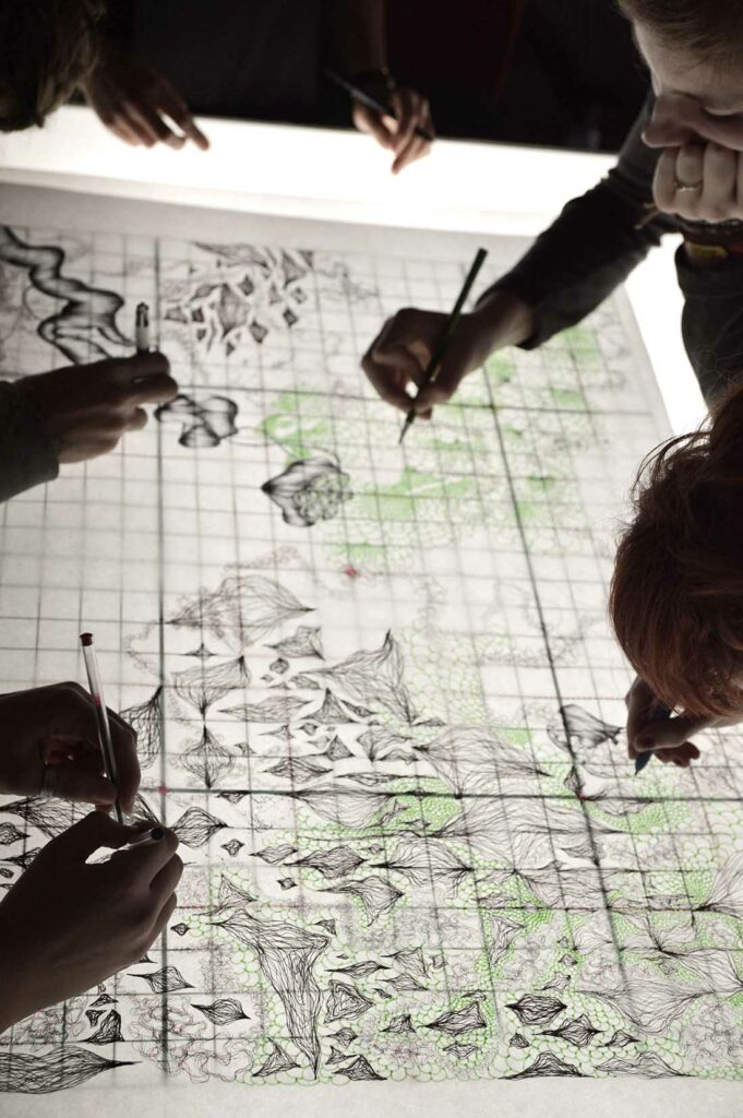 Photo durant l'atelier de création de dessin méditatif et collectif